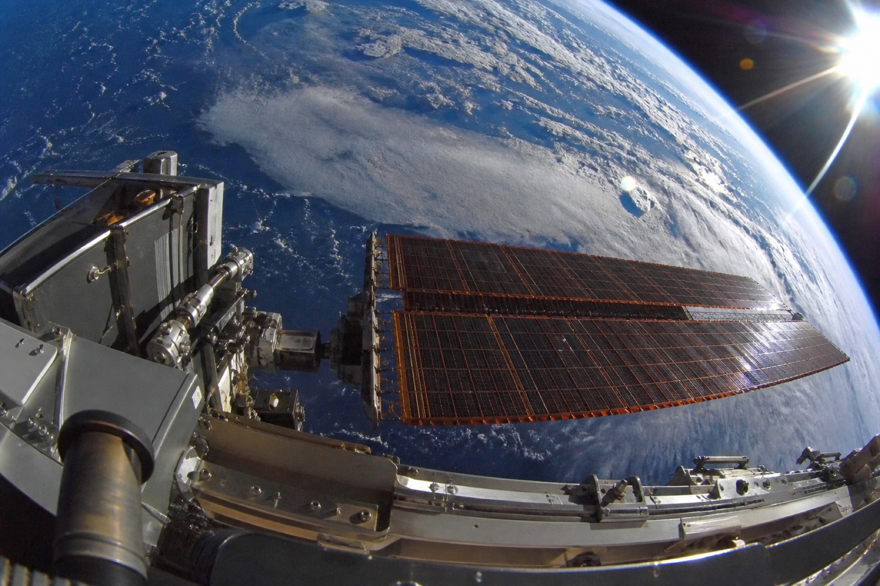 Déploiement d'un panneau solaire vu depuis le satellite